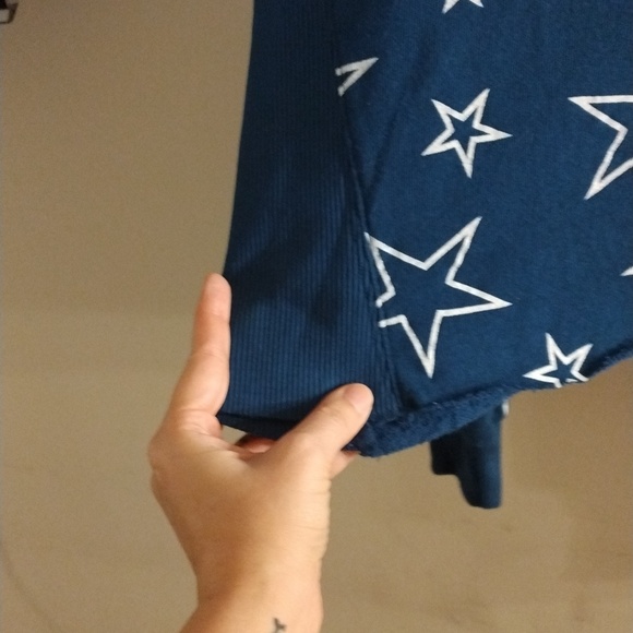 Wildfox NWOT medium blue & white star design cropped sweater (not super cropped) - Picture 4 of 4
